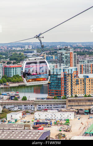 Emirates Air Line Seilbahn über den Fluss Themse vom North Greenwich zum Royal Victoria Dock, London, England, UK Stockfoto