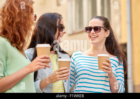 glückliche junge Frauen Kaffeetrinken auf Stadtstraße Stockfoto