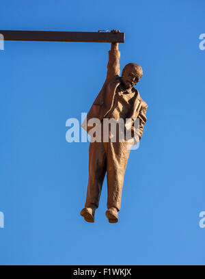 David Cernys Mann Hanging Out Skulptur Darstellung Sigmund Freud Wanderprediger einerseits, Husova Street, Old Town, Prag, Tschechien Stockfoto