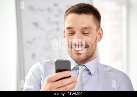 lächelnde Jungunternehmer mit smartphone Stockfoto