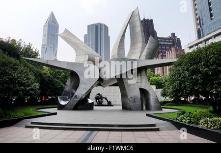 Shanghai, China. 01. Sep, 2015. Platz des Volkes und eine Skulptur in Shanghai, China, 1. September 2015. Foto: Jens Kalaene/Dpa/Alamy Live News Stockfoto