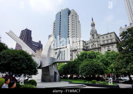 Shanghai, China. 01. Sep, 2015. Der Volksplatz mit Shanghai Park Hotel (L) und eine Skulptur in Shanghai, China, 1. September 2015. © Dpa/Alamy Live-Nachrichten Stockfoto