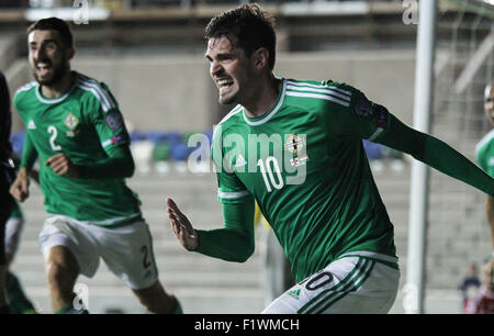 Windsor Park, Belfast, UK. 7. September 2015. Nordirland-Stürmer Kyle Lafferty feiert seine späten Ausgleich in der 1: 1-Unentschieden gegen Ungarn. David Hunter/Alamy Live-Nachrichten. Stockfoto