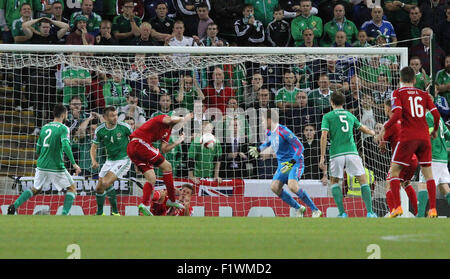 Windsor Park, Belfast, UK. 7. September 2015. Richárd Guzmics scores für Ungarn gegen Nordirland. David Hunter/Alamy Live-Nachrichten. Stockfoto