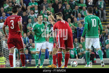 Windsor Park, Belfast, UK. 7. September 2015. Nordirland-Verteidiger Chris Baird ist durch Schiedsrichter Cüneyt Çakιr in ihrem Spiel gegen Ungarn abgeschickt. David Hunter/Alamy Live-Nachrichten. Stockfoto