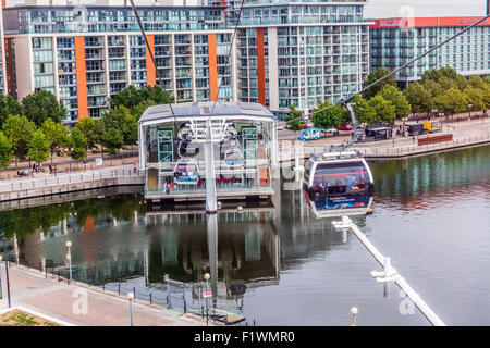 Emirates Air Line Seilbahnen fahren über die Themse von North Greenwich Royal Victoria Dock, London, England, UK Stockfoto