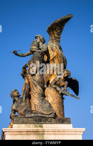 Nahaufnahme eines der Skulpturen auf dem Denkmal zu Vittorio Emanuele II, Rom, Latium, Italien. Stockfoto