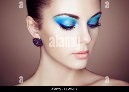 Portrait von junge schöne Frau hautnah. Perfektes Make-up. Perfekte Haut. Modefoto Stockfoto