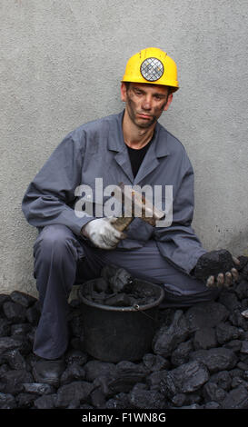 Bergmann-Hammer zerschlagen eine Steinkohle Stockfoto