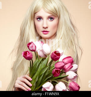 Porträt schöne Frau mit Blumenstrauß. Tulpen. Blonde Mädchen. 8 März Stockfoto