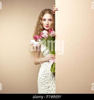 Porträt schöne Frau mit Blumenstrauß. Tulpen. Blonde Mädchen. 8 März. Texthintergrund Stockfoto