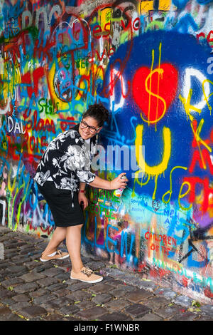 Touristischen hinzufügen die Graffiti an der John-Lennon-Mauer, Velkoprevorske Namesti, Mala Strana, Prag, Tschechische Republik Stockfoto