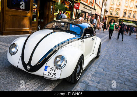 Maßgeschneiderte alten weißen VW Käfer parkte in einer Straße von Prag, Tschechien. Stockfoto