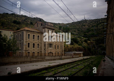 Blick auf einem stillgelegten Gebäude direkt neben dem Bahnhof von Portbou. Stockfoto