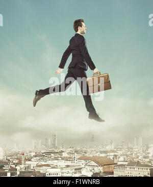 Konzeptionelle Foto springen Geschäftsmann Stockfoto