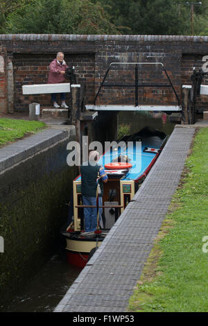 Schmale Boot Sperre auf der Staffordshire und Worcestershire Kanal durchläuft. UK Stockfoto