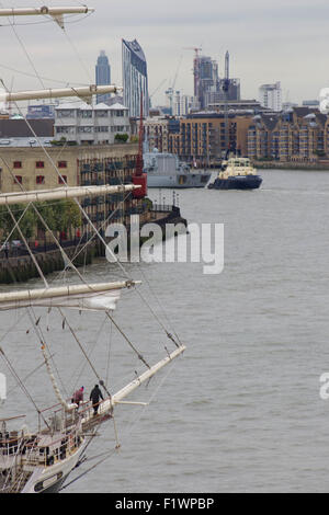 London, UK. 8. September 2015. Typ 23 Fregatte HMS Portland "F79" und Jubilee Sailing Trust Segeln Schiff 'Tenacious' Überschrift entlang zusammen flussaufwärts in Richtung Tower Bridge, London, UK. Bildnachweis: Glenn Sontag/Alamy Live-Nachrichten Stockfoto