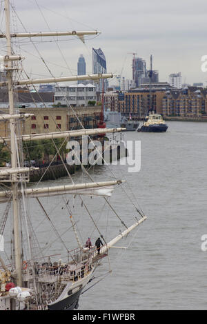 London, UK. 8. September 2015. Typ 23 Fregatte HMS Portland "F79" und Jubilee Sailing Trust Segeln Schiff 'Tenacious' Überschrift entlang zusammen flussaufwärts in Richtung Tower Bridge, London, UK. Bildnachweis: Glenn Sontag/Alamy Live-Nachrichten Stockfoto