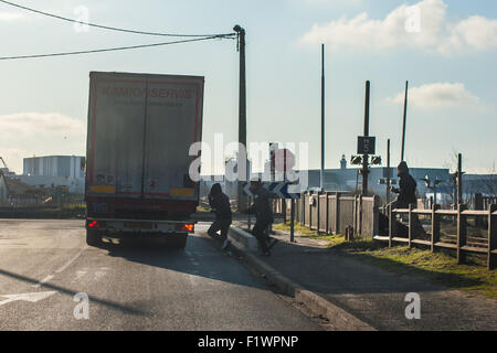 Offenherziger Foto illegaler Einwanderer versucht, in einen LKW zu brechen um nach Großbritannien zu erhalten. Calais, Frankreich Stockfoto