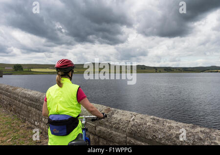 Mountainbiker genießen den Blick über Jury-Stausee in Richtung der Hügel Goldsborough, Baldersdale, Teesdale County Durham UK Stockfoto