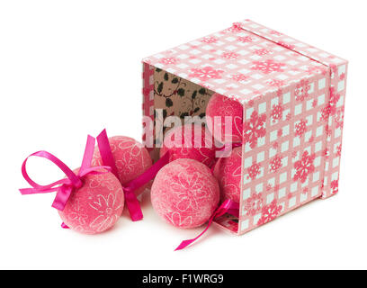 Rosa Weihnachtskugeln mit Ornament auf dem weißen Hintergrund isoliert. Stockfoto