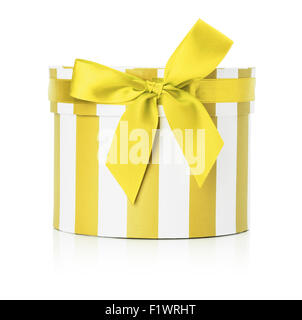 gelbe Runde Geschenk-Box auf dem weißen Hintergrund isoliert. Stockfoto