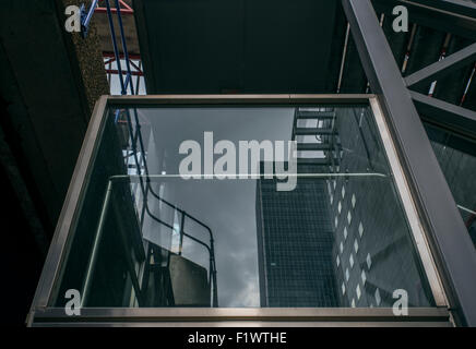 "Nachschlagen" um Canary Wharf Financial District an einem sonnigen Montagmorgen... Stockfoto