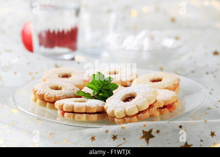 Jam Spritzgebäck mit Staubzucker gepudert Stockfoto