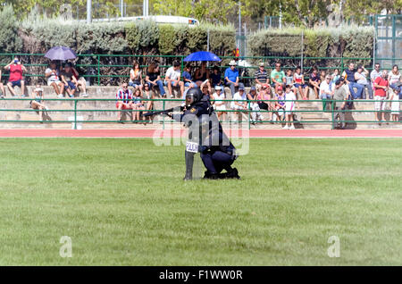 Nicht identifizierte Gruppe von spanischen Polizisten machen eine Show in Alcalá De Henares Stockfoto