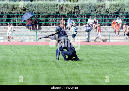 Nicht identifizierte Gruppe von spanischen Polizisten machen eine Show in Alcalá De Henares Stockfoto