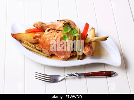 Gekochtes Hühnerbein und Gemüse - Nahaufnahme Stockfoto