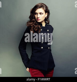 Porträt junge schöne Frau mit lockigem Haar. Modefoto Stockfoto