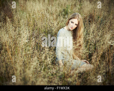 Portrait der schönen Frau auf Herbst Feld. Modefoto Stockfoto