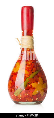 rote kühl Paprika in Glasflasche auf dem weißen Hintergrund isoliert. Stockfoto