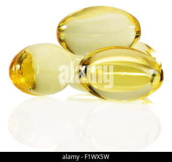 Fisch Omega-3 Kapseln Vitamin isolierten weißen Hintergrund gelb gesunde Medizin e Pille "Kapseln" isolierten auf weißen Hintergrund. Stockfoto