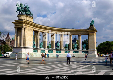 Teil des Denkmals in Heldenplatz, Budapest Ungarn mit Touristen. Statuen in Colonade stellen Figuren in der ungarischen Geschichte. Stockfoto