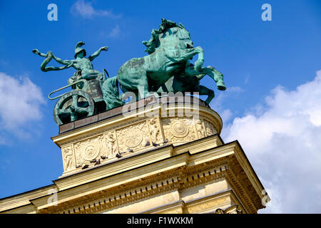 Teil des Denkmals in Heldenplatz, Budapest Ungarn. Die Bronzestatue des "Krieges" mit Wagen und Pferden steht ganz oben auf die Kolonnade. Stockfoto