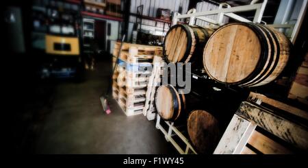 Fässer in der Brauerei. Stockfoto