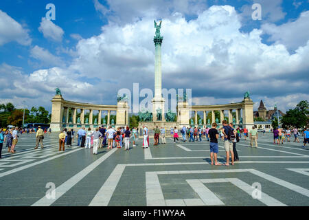 MILLENNIUM-DENKMAL IN HELDENPLATZ BUDAPEST, MIT TOURISTEN.  Ungarn. EUROPA IST DER GRÖßTE PLATZ IN BUDAPEST Stockfoto