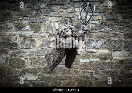 hölzerne Engelsstatue auf Steinmauer. Stockfoto