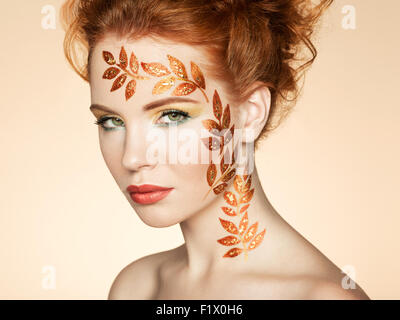 Herbstliche Frau Portrait mit elegante Frisur.  Perfektes Make-up. Modefoto Stockfoto