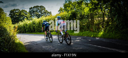 Alex Dowsett, Movistar und Pete Williams, ein Pro Cycling, der Spitze des Feldes auf der Bühne 2 der Aviva Tour of Britain Radrennen Stockfoto