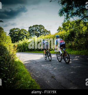 Alex Dowsett, Movistar und Pete Williams, ein Pro Cycling, der Spitze des Feldes auf der Bühne 2 der Aviva Tour of Britain Radrennen Stockfoto