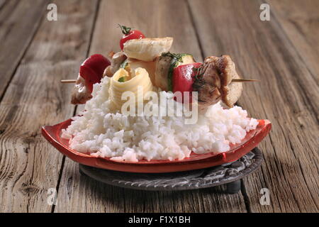 Huhn Schaschlik auf Bett von weißem Reis Stockfoto