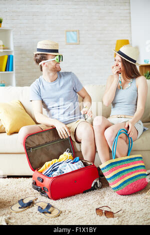 Hübsches Mädchen Lachen, während ihr Freund versucht auf Brille vor Airline tour Stockfoto