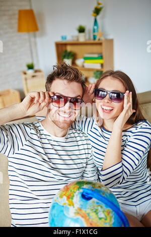 Glückliches Paar Sonnenbrillen Blick in die Kamera mit einem Lächeln Stockfoto