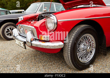 Ein rot MG Roadster in Picton Castle Vintage Auto Rallye, Pembrokeshire, Wales. Stockfoto