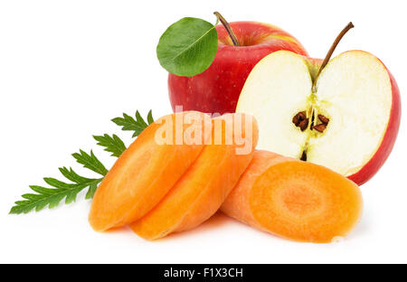 rote Äpfel und Karotten auf einem weißen Hintergrund. Stockfoto