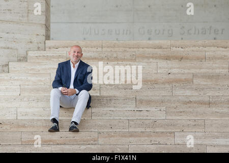 Schweinfurt, Deutschland. 08. Sep, 2015. Wolf Eiermann, neuer Direktor des Museums Georg Schäfer posiert vor dem Museum während seiner offiziellen Einführung in Schweinfurt, Deutschland, 8. September 2015. Zuvor arbeitete er als Kunst Historiker, Kurator und Bau Berater für die Staatsgalerie Stuttgart. Foto: DANIEL KARMANN/Dpa/Alamy Live News Stockfoto