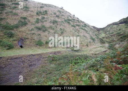 Wanderweg hinunter zum Porth Ysgo, Llanfaelrhys, Aberdaron, Llyn Halbinsel zeigen Höhle / ehemalige Mangan Mine funktioniert Stockfoto